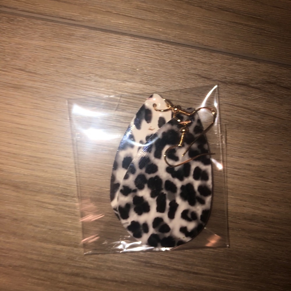 Earrings - Picture 4 of 5